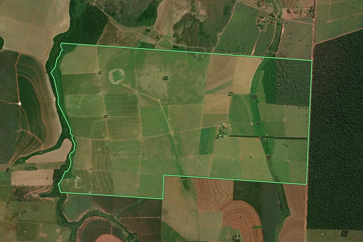 Imagem de satélite do imóvel rural em Douradina (PR), com o contorno declarado no CAR desenhado por cima.