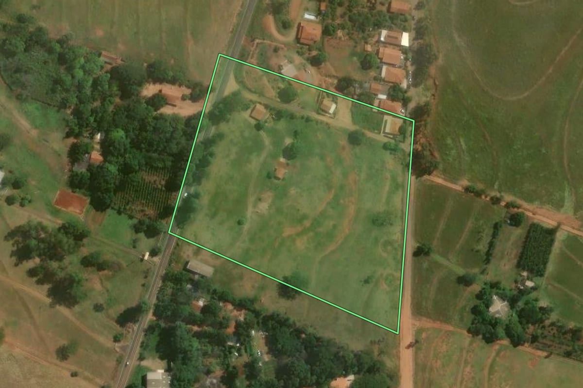 Imagem de satélite do imóvel rural em Douradina (PR), com o contorno declarado no CAR desenhado por cima.