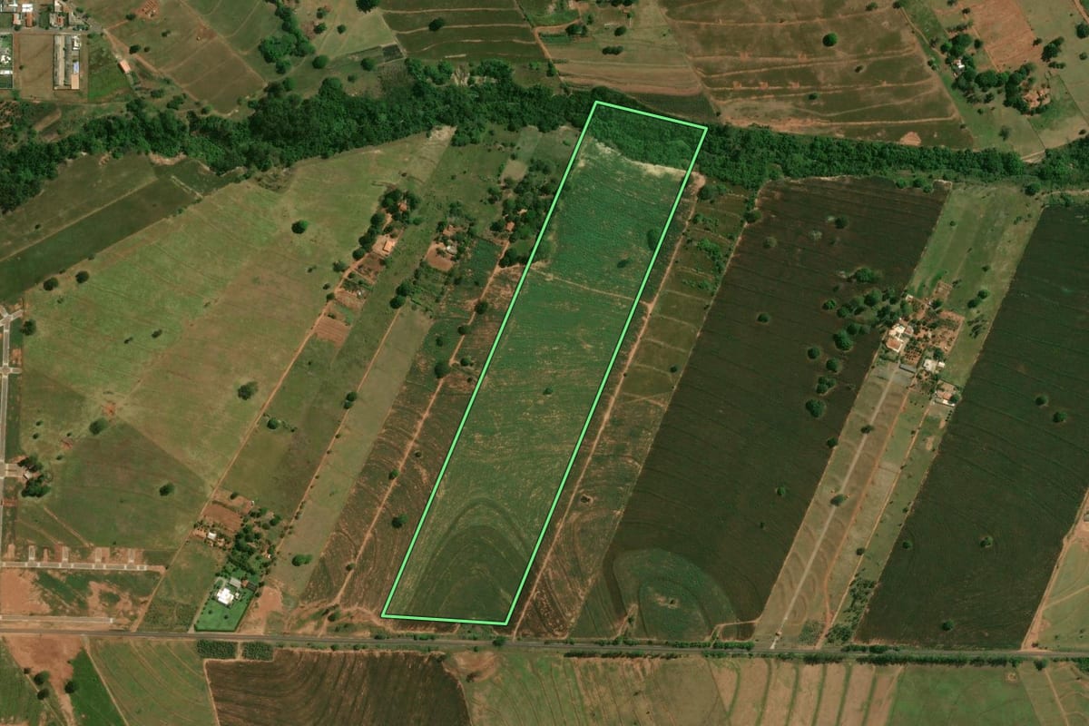 Imagem de satélite do imóvel rural em Douradina (PR), com o contorno declarado no CAR desenhado por cima.