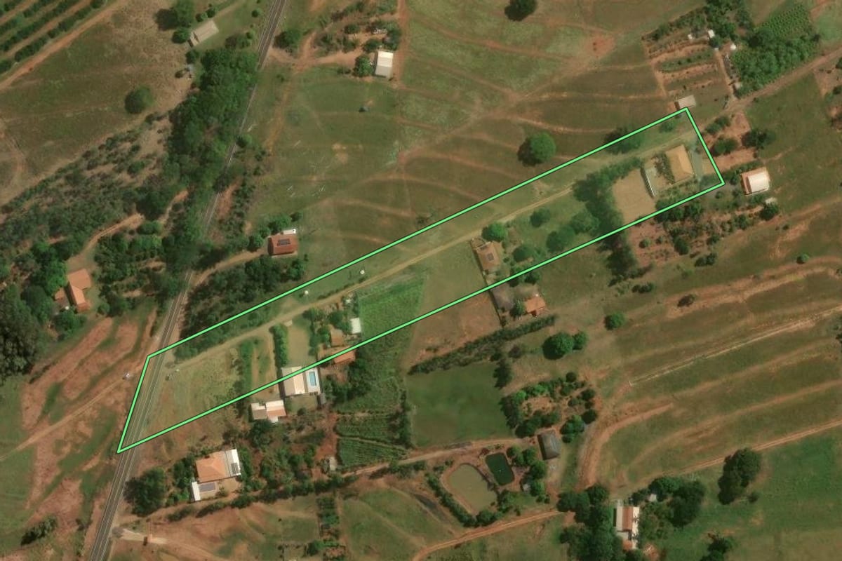 Imagem de satélite do imóvel rural em Douradina (PR), com o contorno declarado no CAR desenhado por cima.