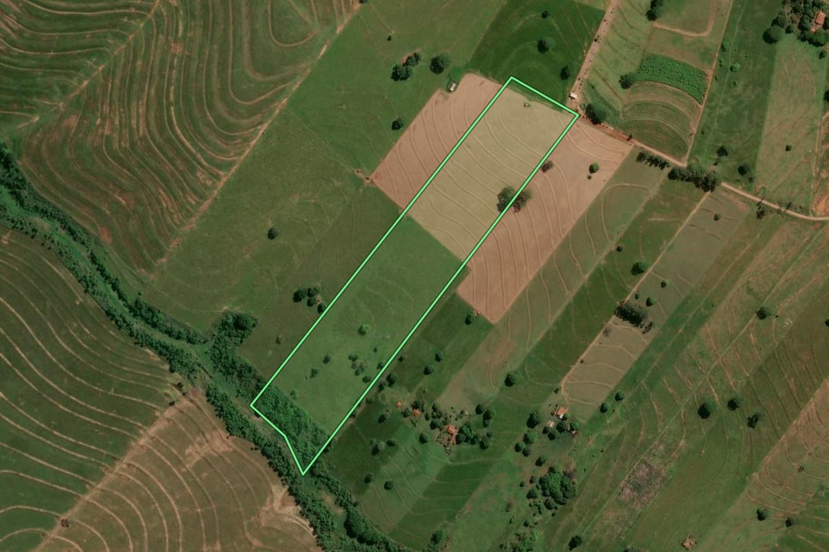 Imagem de satélite do imóvel rural em Douradina (PR), com o contorno declarado no CAR desenhado por cima.