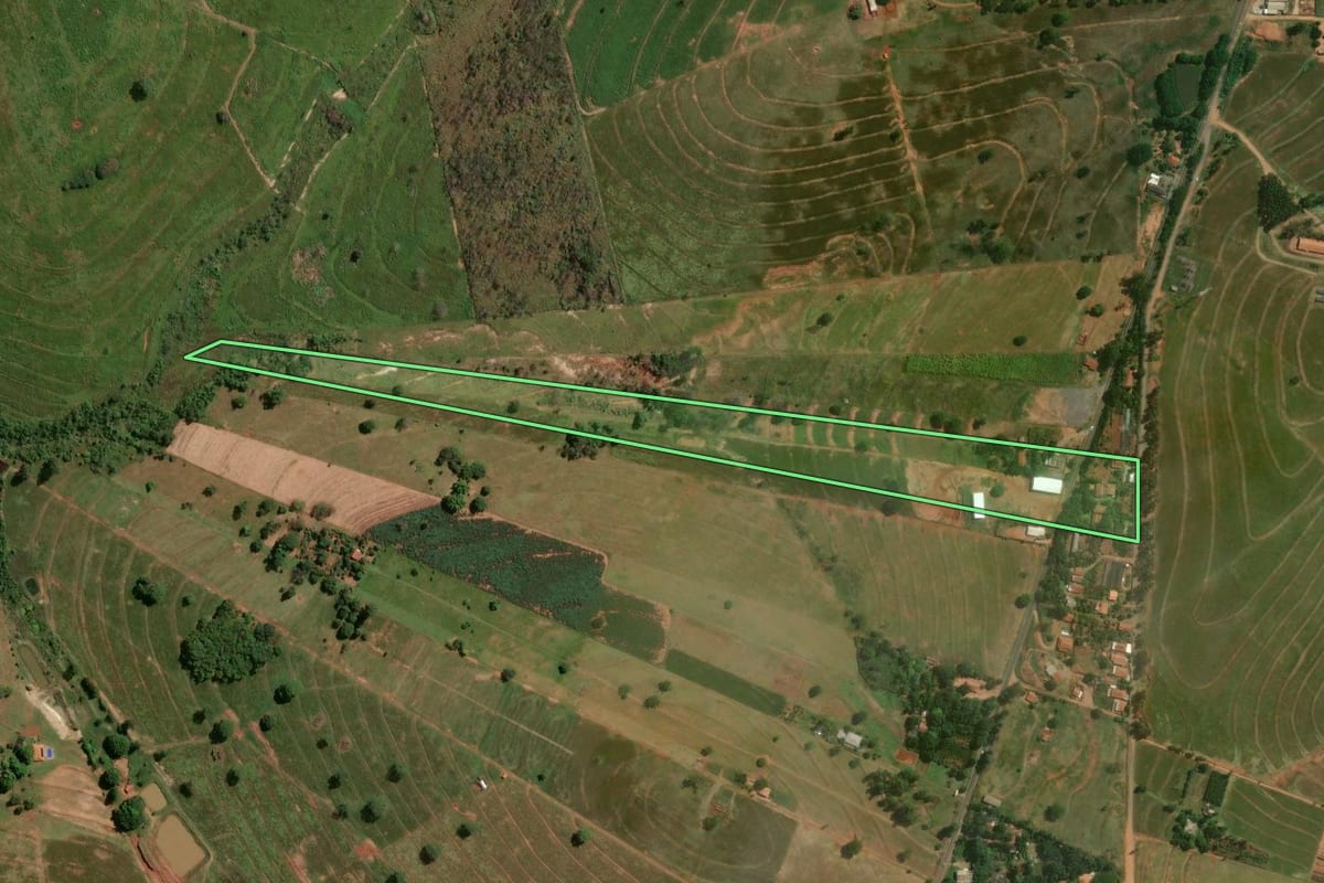 Imagem de satélite do imóvel rural em Douradina (PR), com o contorno declarado no CAR desenhado por cima.