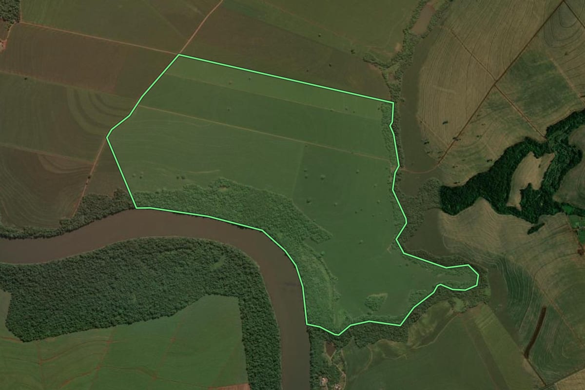 Imagem de satélite do imóvel rural em Doutor Camargo (PR), com o contorno declarado no CAR desenhado por cima.