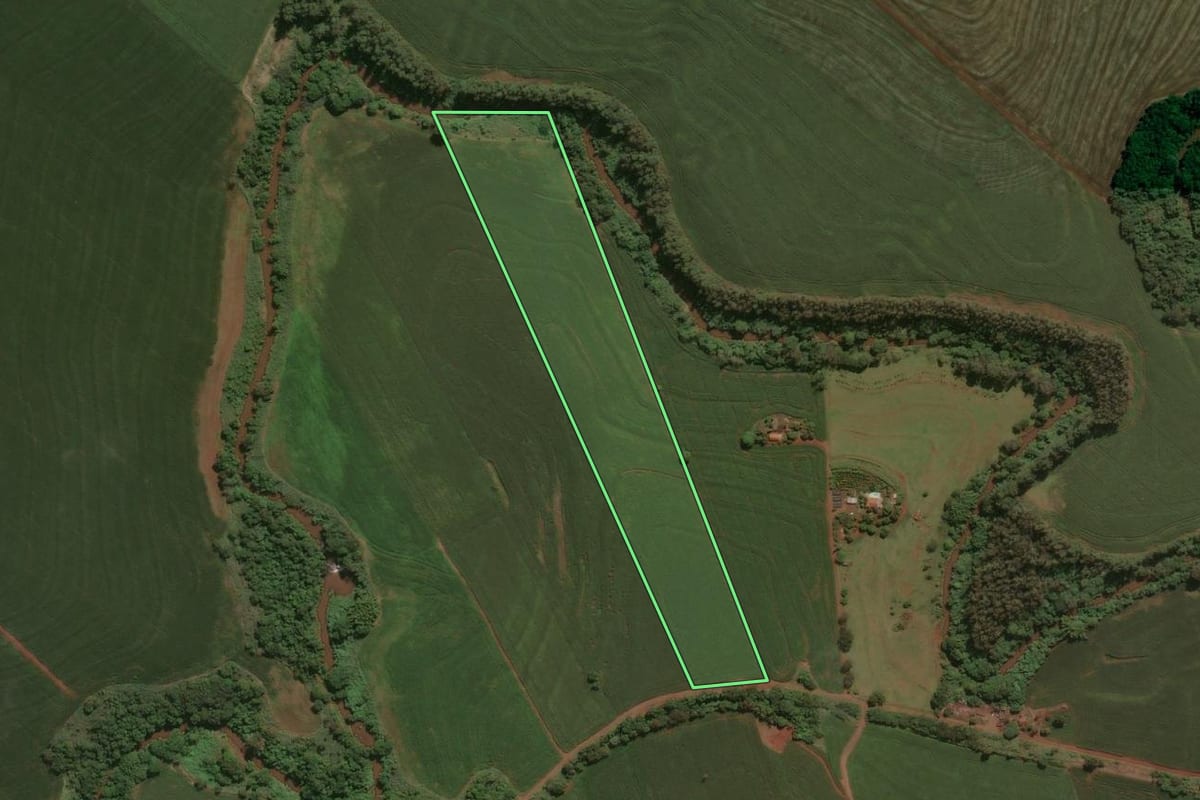 Imagem de satélite do imóvel rural em Doutor Camargo (PR), com o contorno declarado no CAR desenhado por cima.
