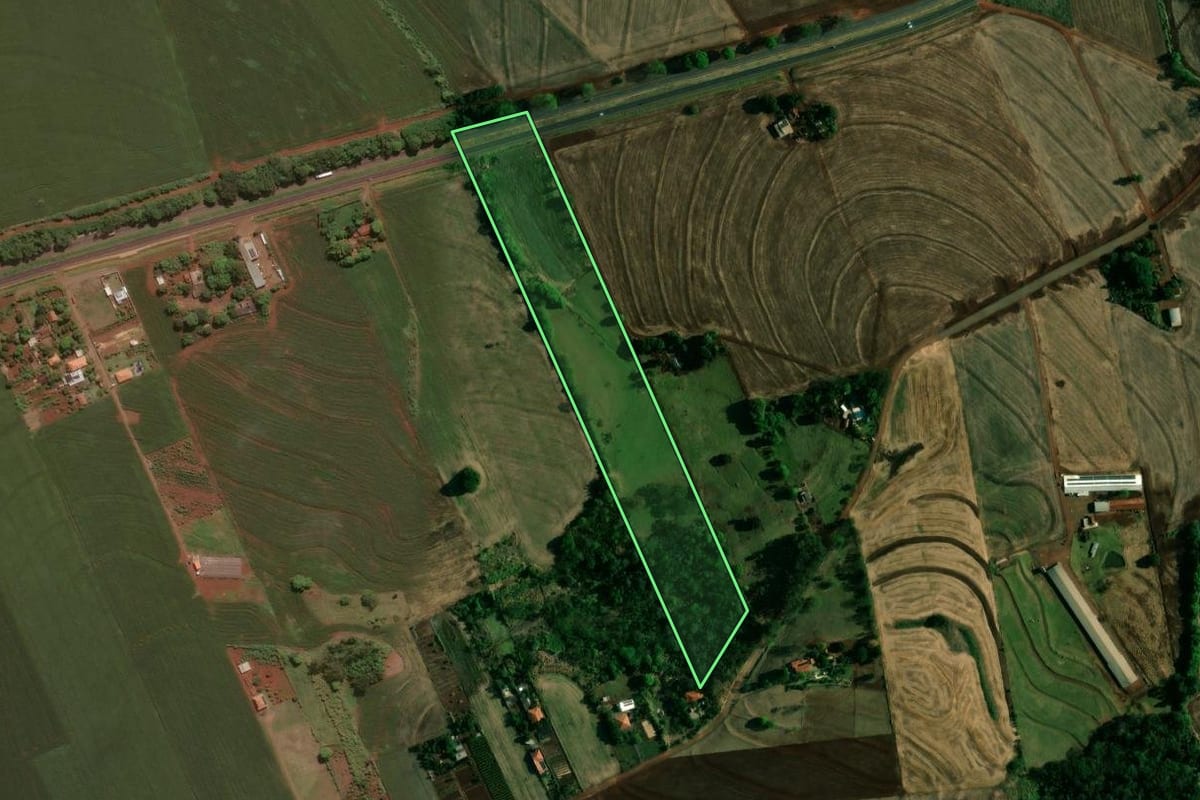 Imagem de satélite do imóvel rural em Doutor Camargo (PR), com o contorno declarado no CAR desenhado por cima.