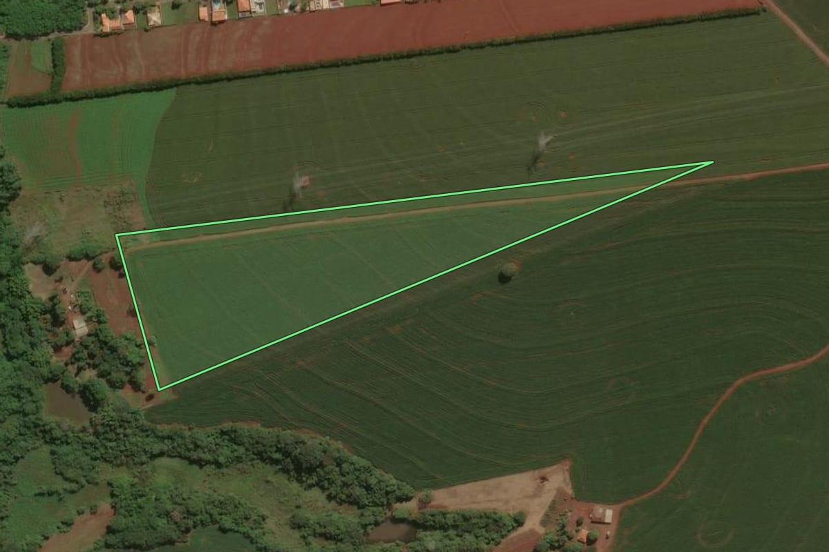 Imagem de satélite do imóvel rural em Doutor Camargo (PR), com o contorno declarado no CAR desenhado por cima.