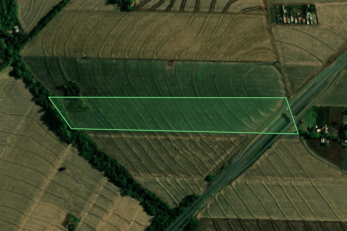 Imagem de satélite do imóvel rural em Doutor Camargo (PR), com o contorno declarado no CAR desenhado por cima.