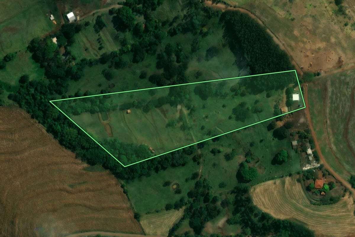 Imagem de satélite do imóvel rural em Doutor Camargo (PR), com o contorno declarado no CAR desenhado por cima.