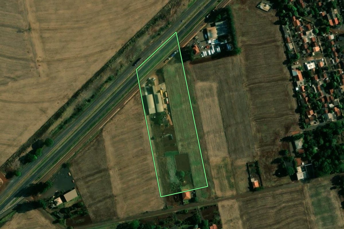 Imagem de satélite do imóvel rural em Doutor Camargo (PR), com o contorno declarado no CAR desenhado por cima.
