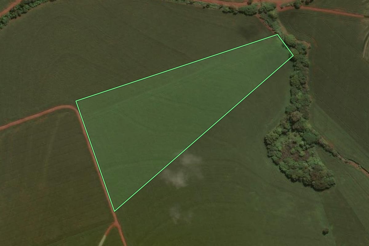 Imagem de satélite do imóvel rural em Doutor Camargo (PR), com o contorno declarado no CAR desenhado por cima.