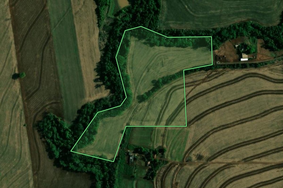 Imagem de satélite do imóvel rural em Doutor Camargo (PR), com o contorno declarado no CAR desenhado por cima.