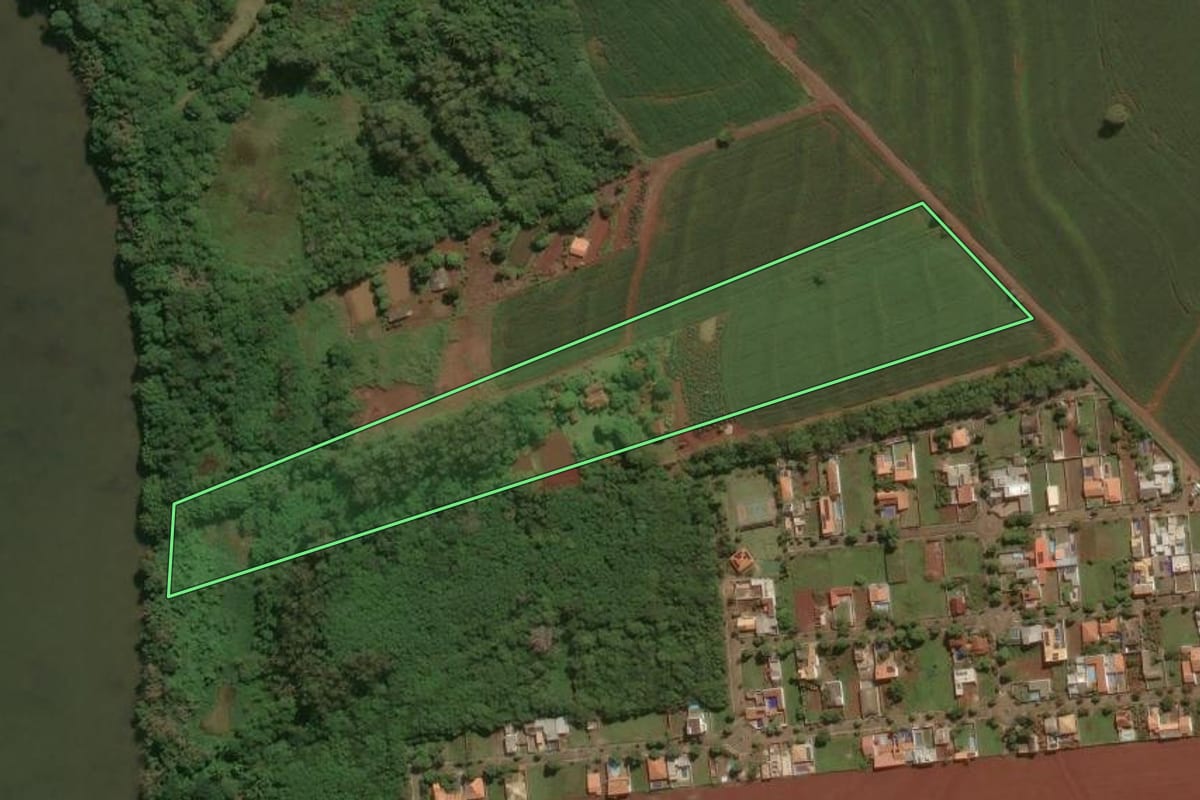 Imagem de satélite do imóvel rural em Doutor Camargo (PR), com o contorno declarado no CAR desenhado por cima.