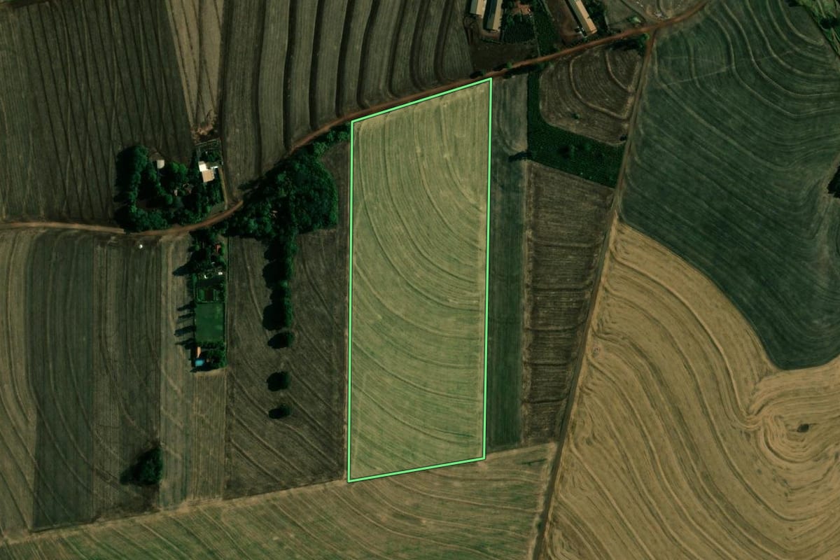 Imagem de satélite do imóvel rural em Doutor Camargo (PR), com o contorno declarado no CAR desenhado por cima.
