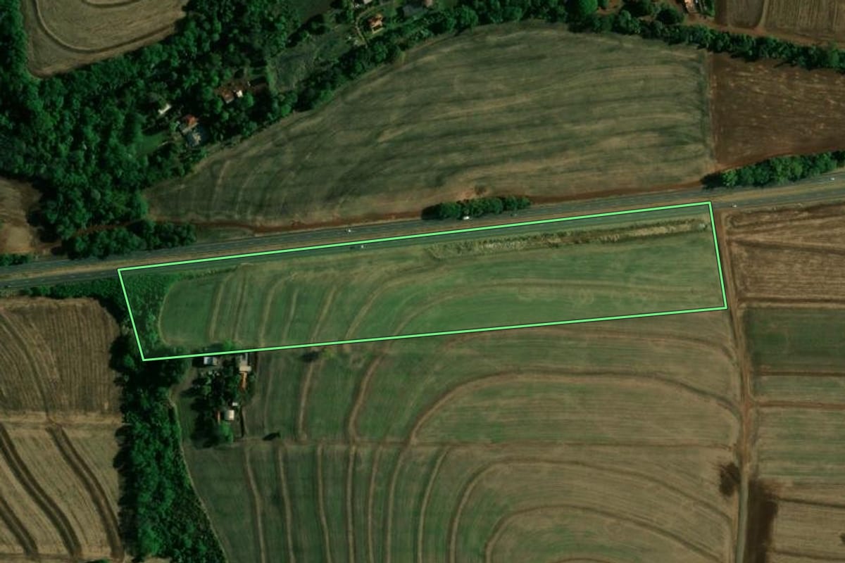 Imagem de satélite do imóvel rural em Doutor Camargo (PR), com o contorno declarado no CAR desenhado por cima.
