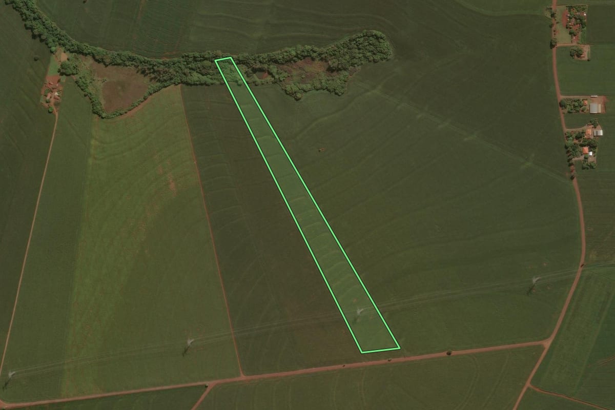 Imagem de satélite do imóvel rural em Doutor Camargo (PR), com o contorno declarado no CAR desenhado por cima.