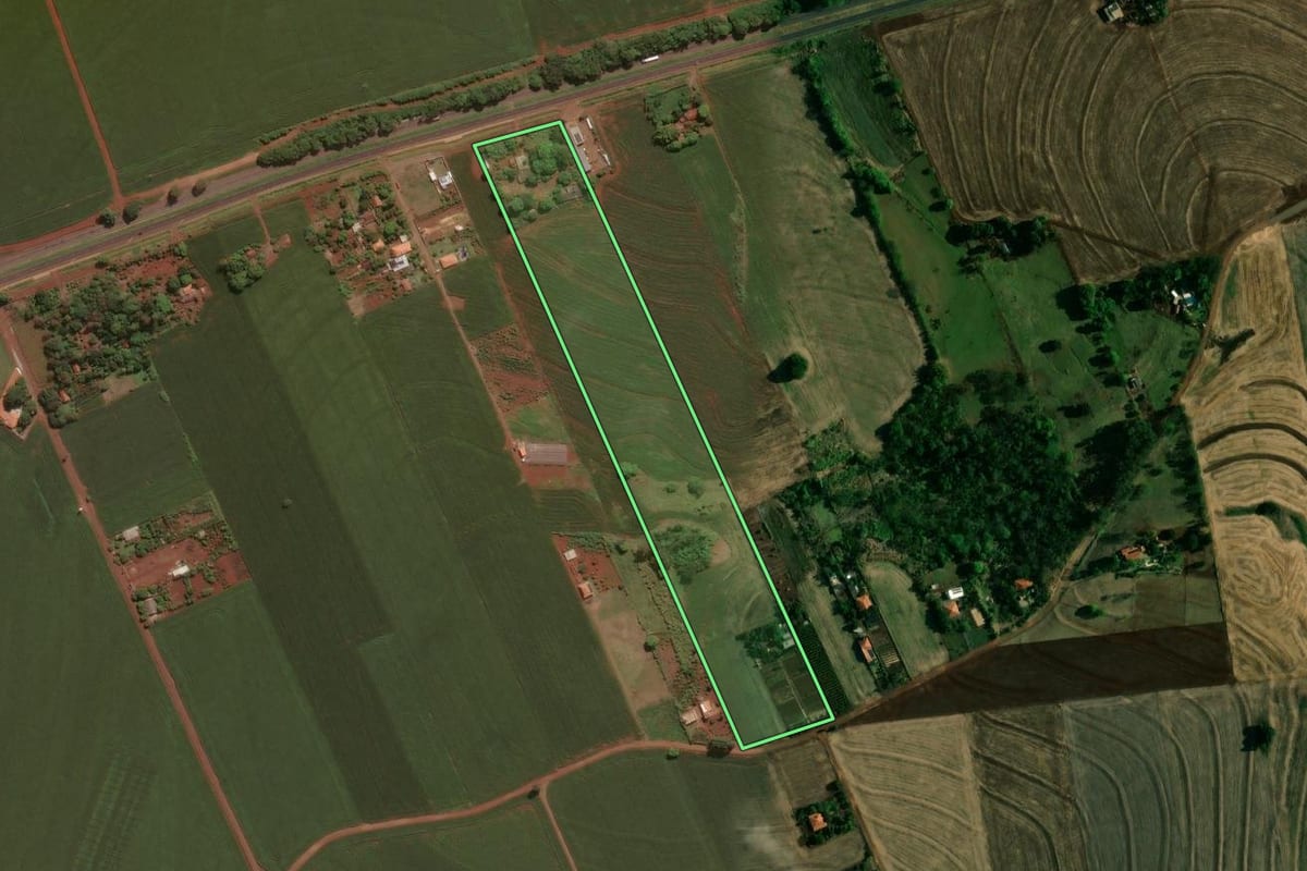 Imagem de satélite do imóvel rural em Doutor Camargo (PR), com o contorno declarado no CAR desenhado por cima.