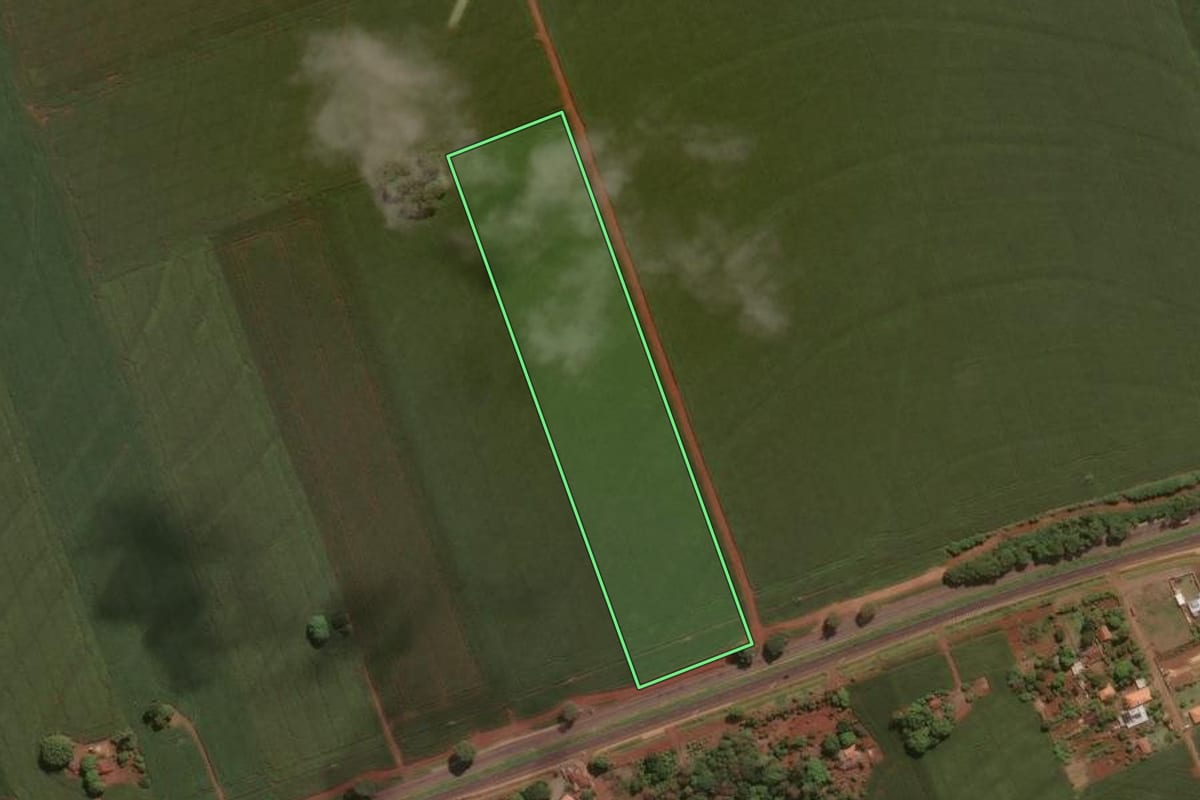 Imagem de satélite do imóvel rural em Doutor Camargo (PR), com o contorno declarado no CAR desenhado por cima.