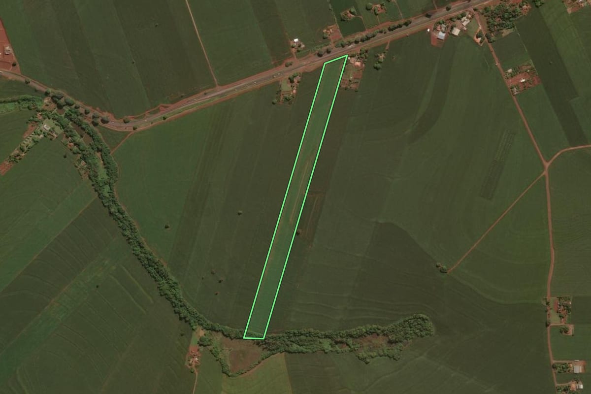 Imagem de satélite do imóvel rural em Doutor Camargo (PR), com o contorno declarado no CAR desenhado por cima.