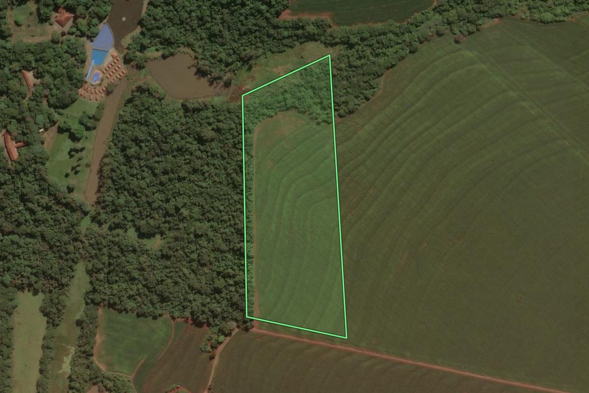 Imagem de satélite do imóvel rural em Doutor Camargo (PR), com o contorno declarado no CAR desenhado por cima.