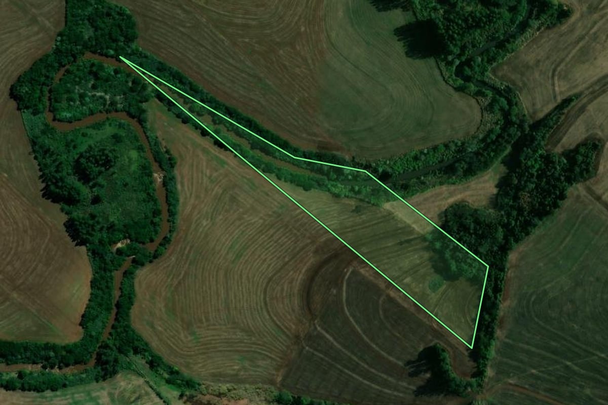 Imagem de satélite do imóvel rural em Doutor Camargo (PR), com o contorno declarado no CAR desenhado por cima.