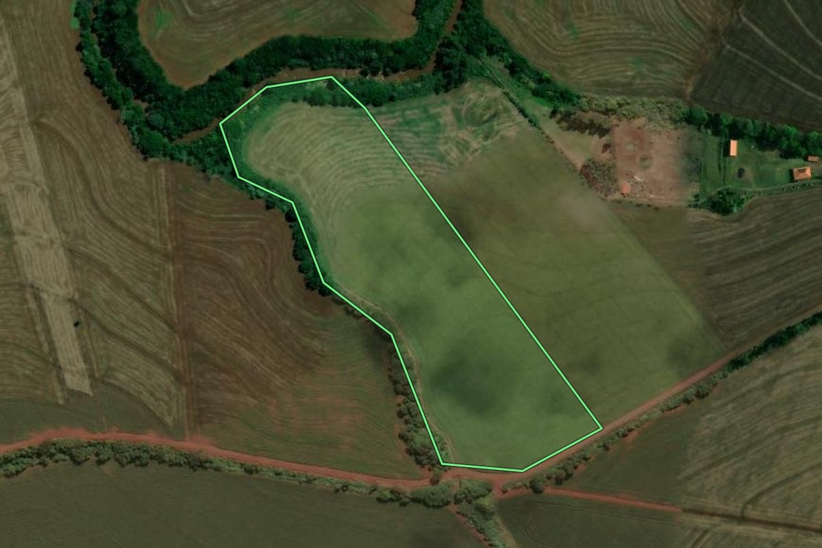 Imagem de satélite do imóvel rural em Doutor Camargo (PR), com o contorno declarado no CAR desenhado por cima.