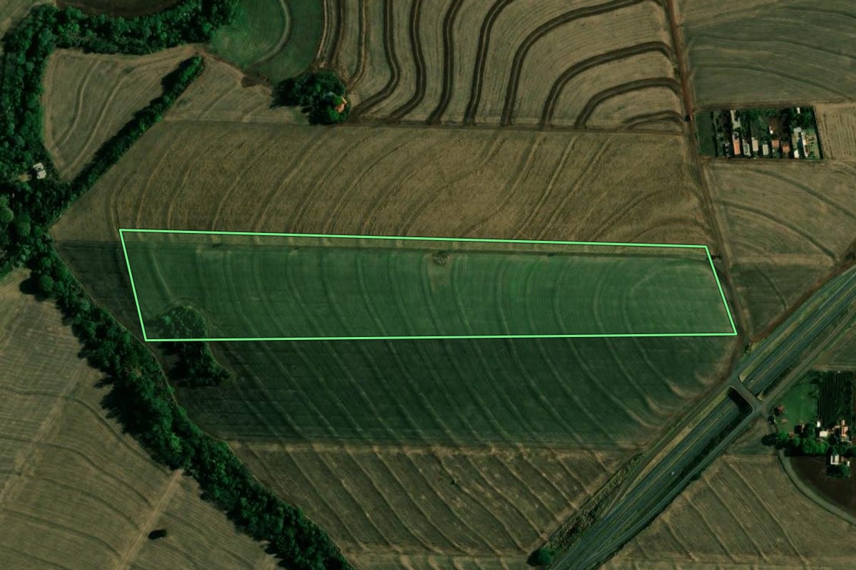 Imagem de satélite do imóvel rural em Doutor Camargo (PR), com o contorno declarado no CAR desenhado por cima.