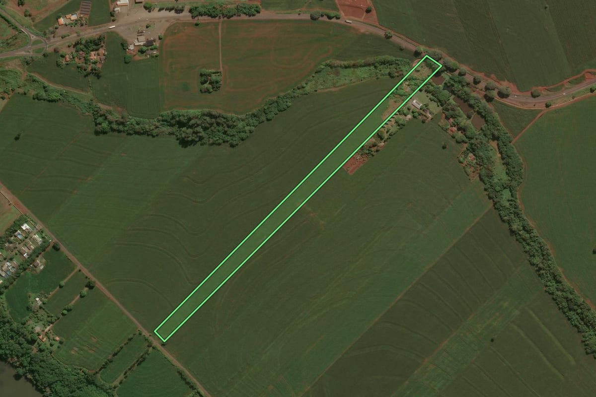 Imagem de satélite do imóvel rural em Doutor Camargo (PR), com o contorno declarado no CAR desenhado por cima.