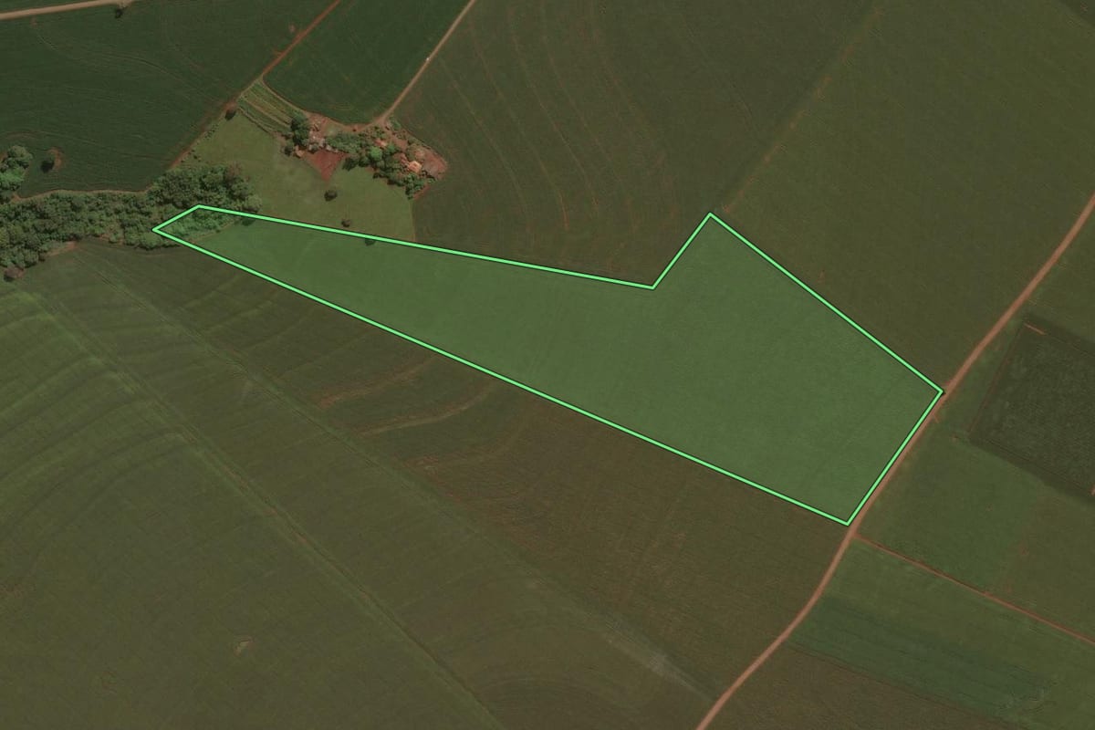 Imagem de satélite do imóvel rural em Doutor Camargo (PR), com o contorno declarado no CAR desenhado por cima.