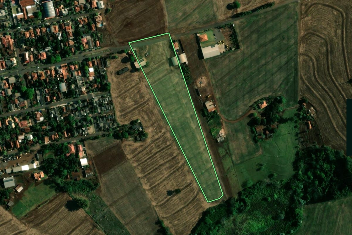 Imagem de satélite do imóvel rural em Doutor Camargo (PR), com o contorno declarado no CAR desenhado por cima.