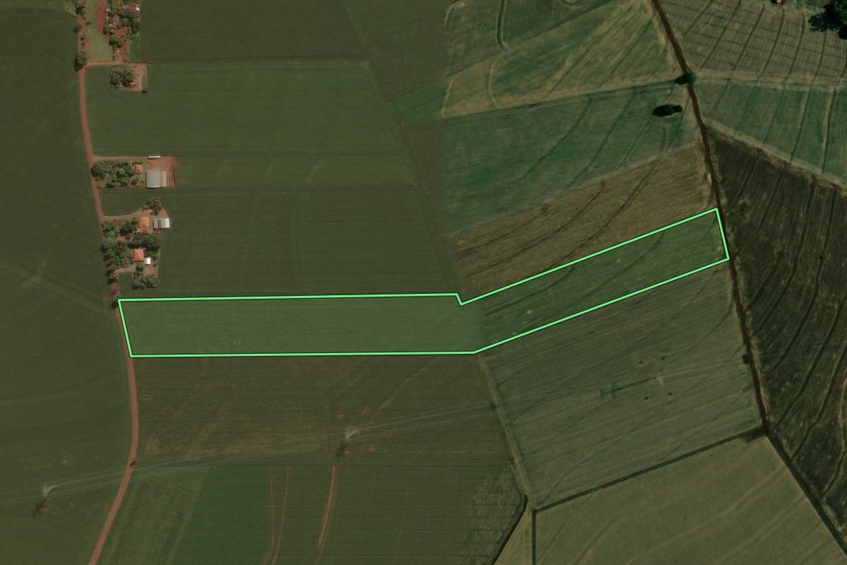 Imagem de satélite do imóvel rural em Doutor Camargo (PR), com o contorno declarado no CAR desenhado por cima.
