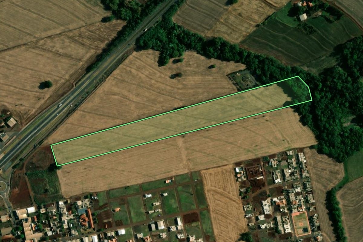 Imagem de satélite do imóvel rural em Doutor Camargo (PR), com o contorno declarado no CAR desenhado por cima.