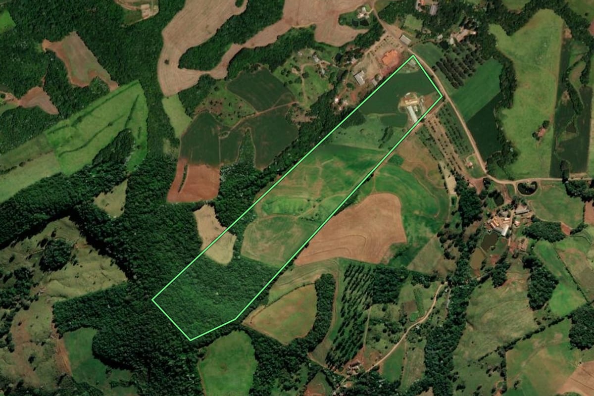 Imagem de satélite do imóvel rural em Enéas Marques (PR), com o contorno declarado no CAR desenhado por cima.