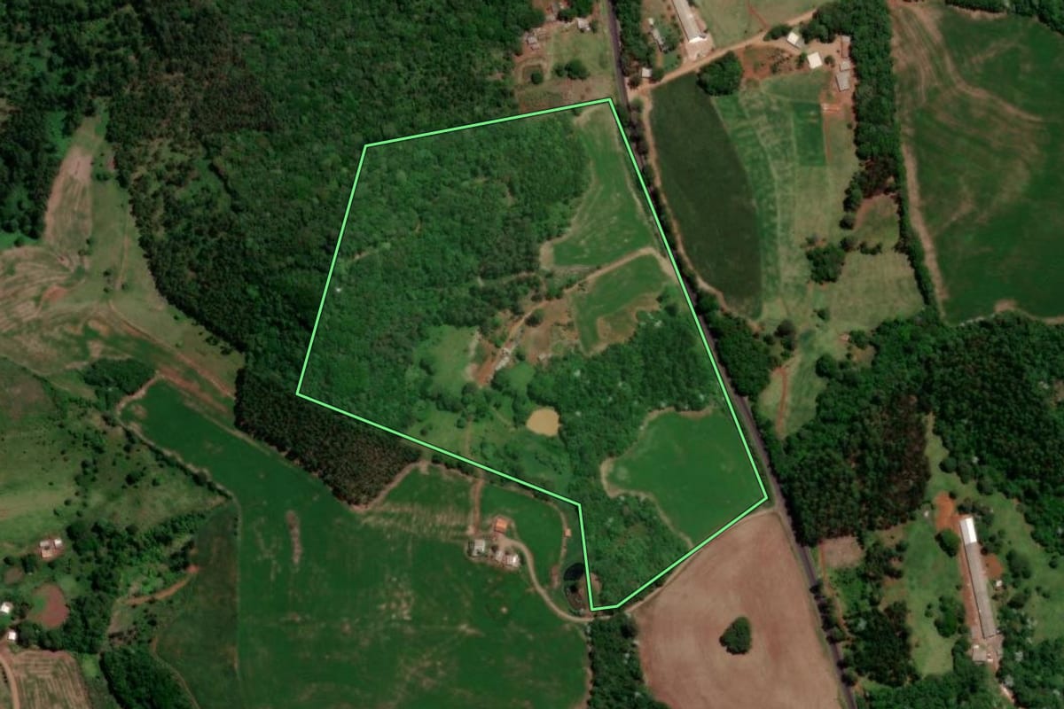 Imagem de satélite do imóvel rural em Enéas Marques (PR), com o contorno declarado no CAR desenhado por cima.