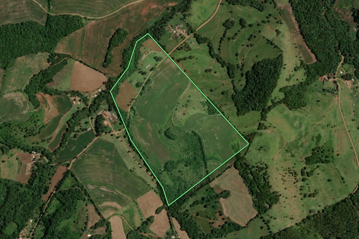 Imagem de satélite do imóvel rural em Enéas Marques (PR), com o contorno declarado no CAR desenhado por cima.