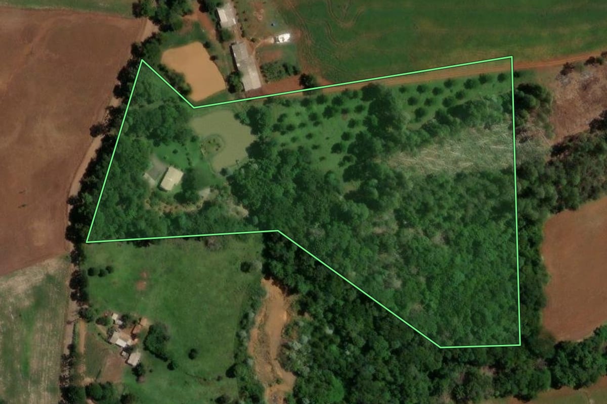 Imagem de satélite do imóvel rural em Enéas Marques (PR), com o contorno declarado no CAR desenhado por cima.