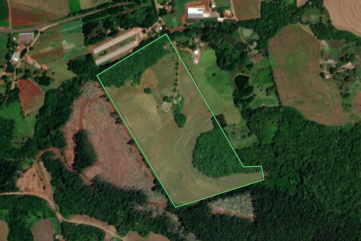 Imagem de satélite do imóvel rural em Enéas Marques (PR), com o contorno declarado no CAR desenhado por cima.