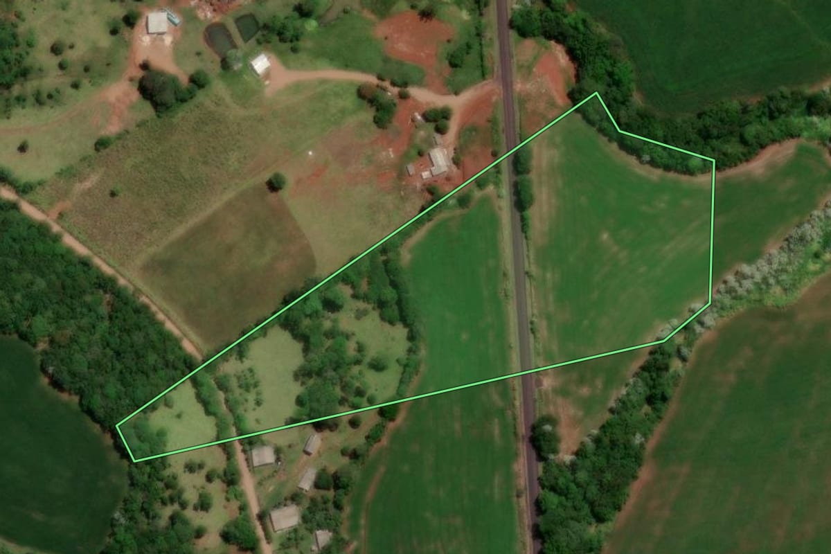 Imagem de satélite do imóvel rural em Enéas Marques (PR), com o contorno declarado no CAR desenhado por cima.