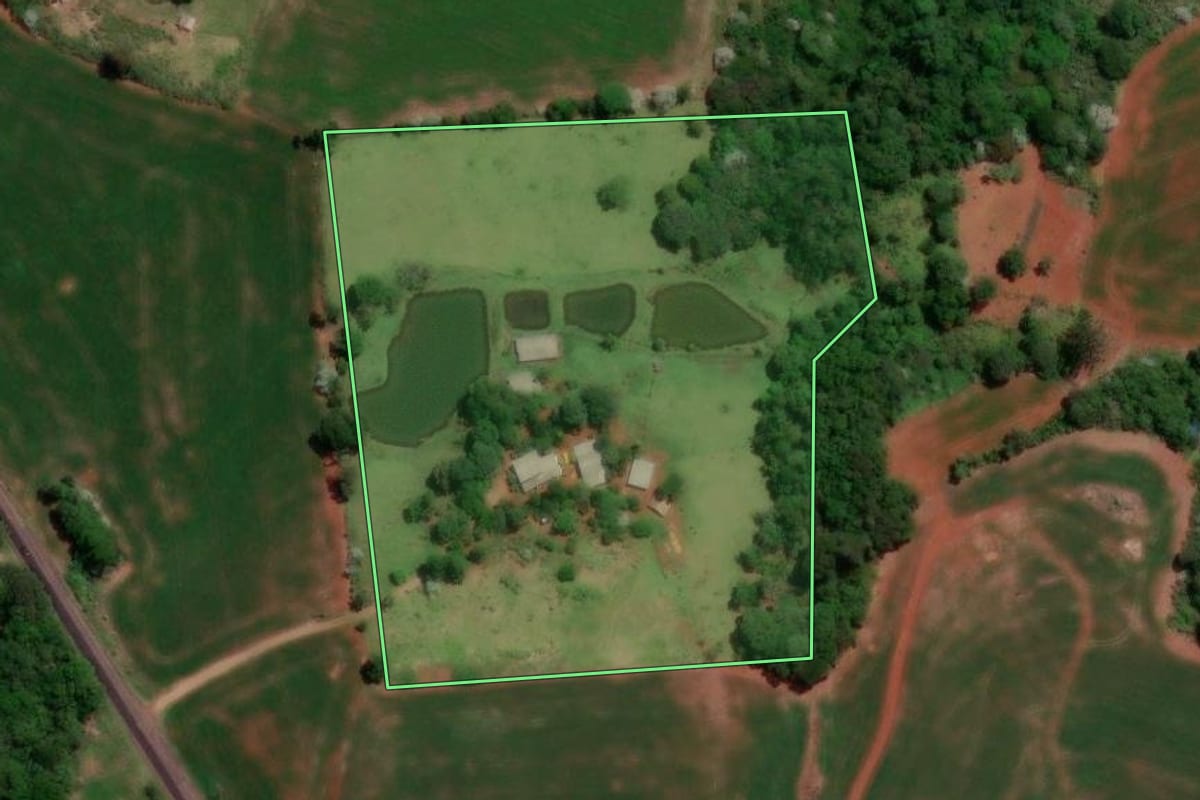 Imagem de satélite do imóvel rural em Enéas Marques (PR), com o contorno declarado no CAR desenhado por cima.
