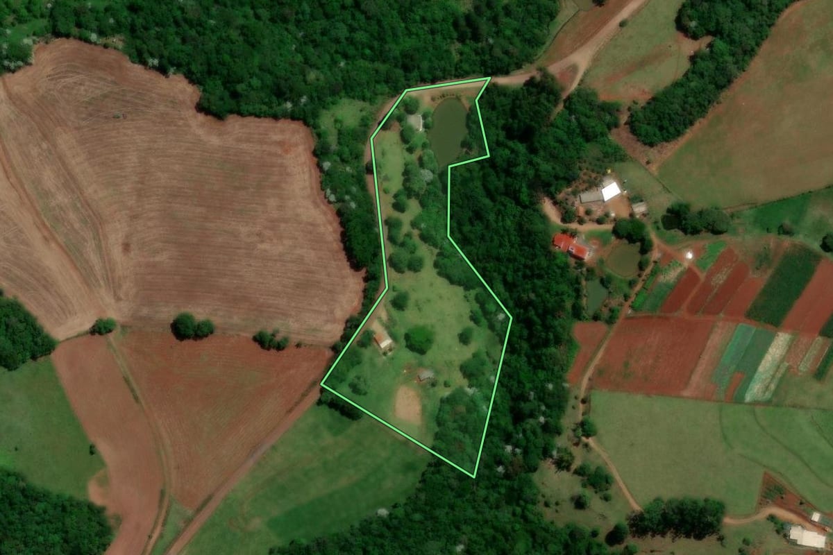 Imagem de satélite do imóvel rural em Enéas Marques (PR), com o contorno declarado no CAR desenhado por cima.
