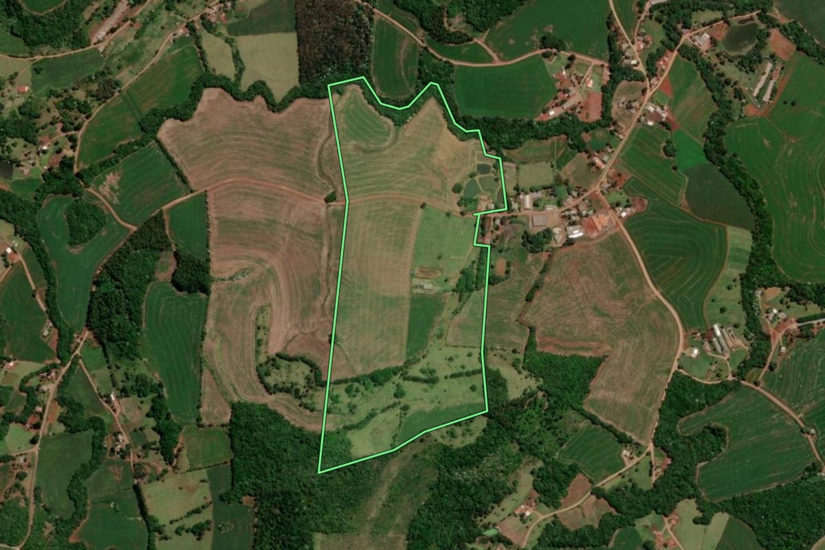 Imagem de satélite do imóvel rural em Enéas Marques (PR), com o contorno declarado no CAR desenhado por cima.
