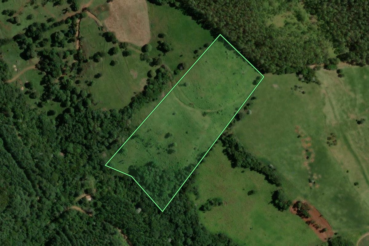 Imagem de satélite do imóvel rural em Enéas Marques (PR), com o contorno declarado no CAR desenhado por cima.