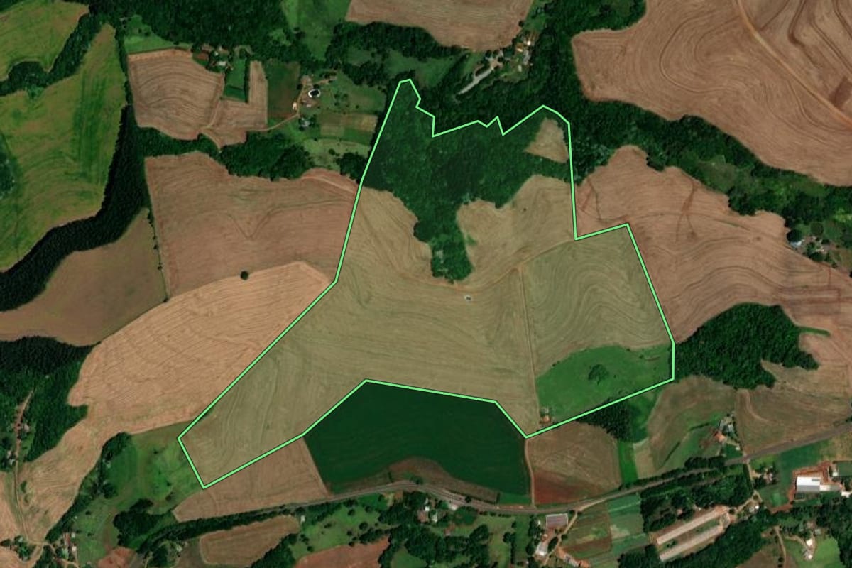 Imagem de satélite do imóvel rural em Enéas Marques (PR), com o contorno declarado no CAR desenhado por cima.
