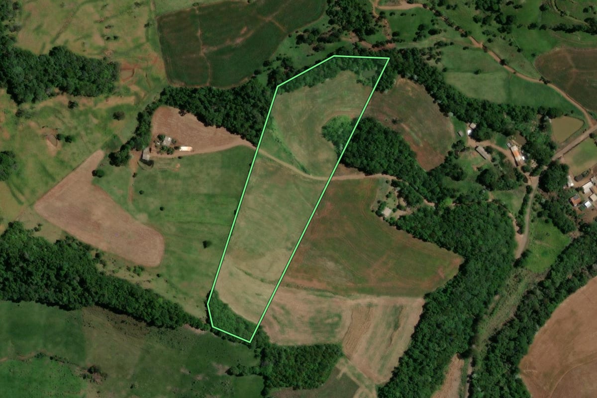 Imagem de satélite do imóvel rural em Enéas Marques (PR), com o contorno declarado no CAR desenhado por cima.