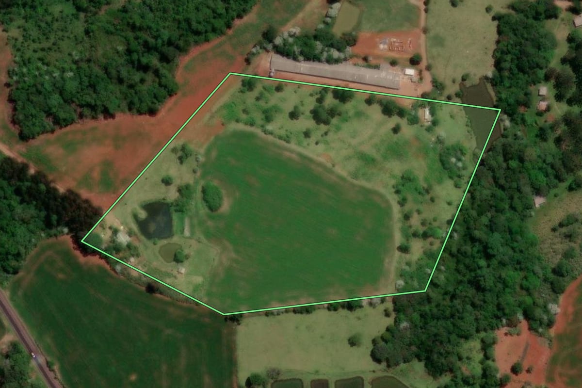 Imagem de satélite do imóvel rural em Enéas Marques (PR), com o contorno declarado no CAR desenhado por cima.
