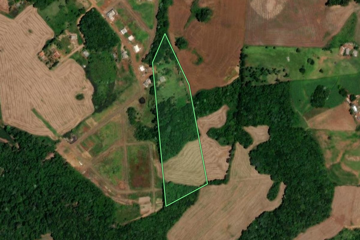 Imagem de satélite do imóvel rural em Enéas Marques (PR), com o contorno declarado no CAR desenhado por cima.