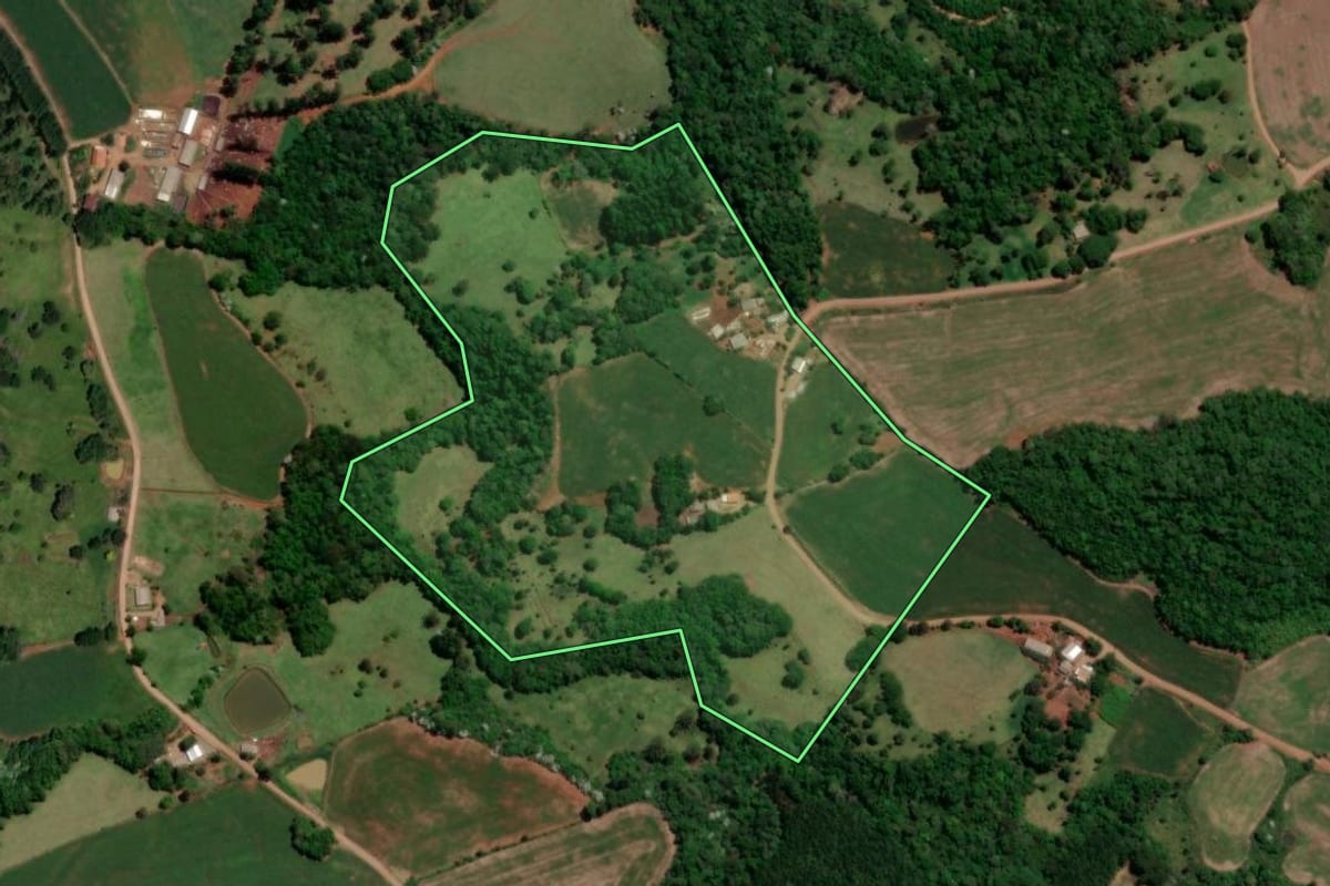 Imagem de satélite do imóvel rural em Enéas Marques (PR), com o contorno declarado no CAR desenhado por cima.