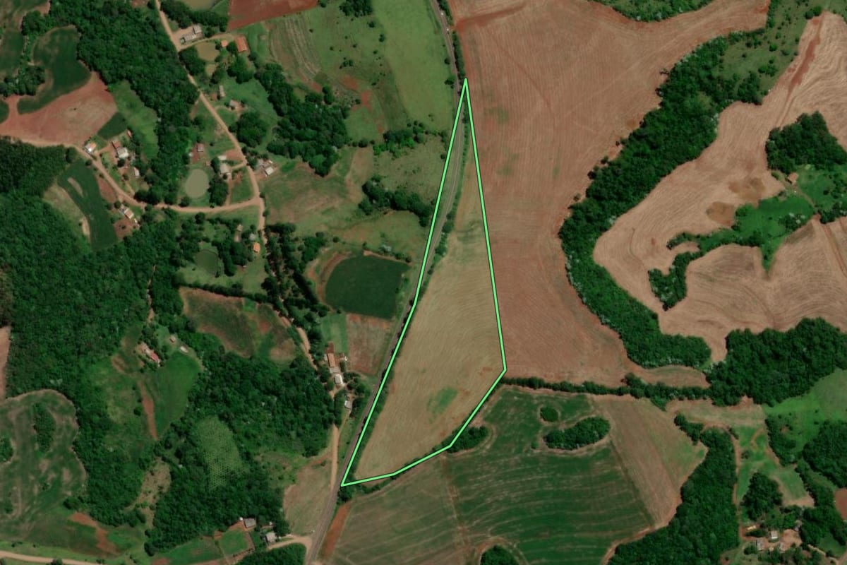 Imagem de satélite do imóvel rural em Enéas Marques (PR), com o contorno declarado no CAR desenhado por cima.