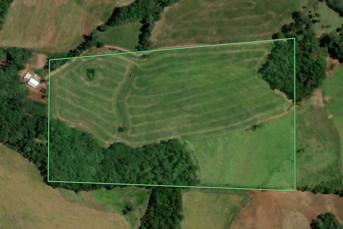 Imagem de satélite do imóvel rural em Enéas Marques (PR), com o contorno declarado no CAR desenhado por cima.