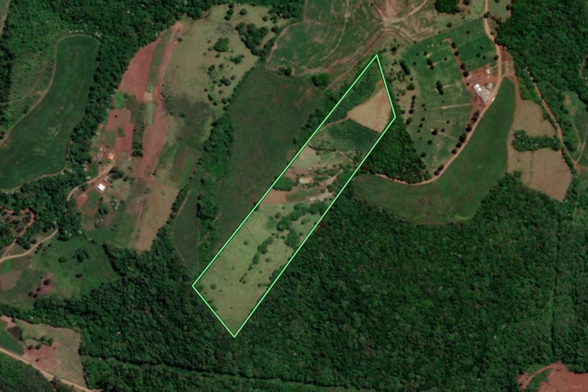 Imagem de satélite do imóvel rural em Enéas Marques (PR), com o contorno declarado no CAR desenhado por cima.