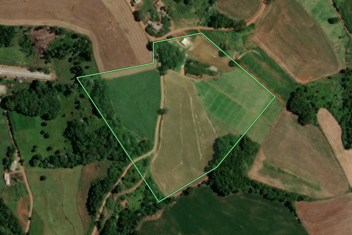 Imagem de satélite do imóvel rural em Enéas Marques (PR), com o contorno declarado no CAR desenhado por cima.